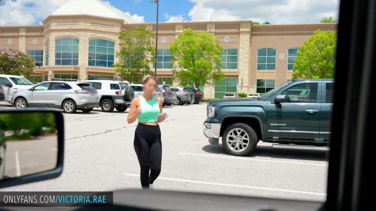 Paid a hot girl from my gym to give me a BJ in the parking lot!