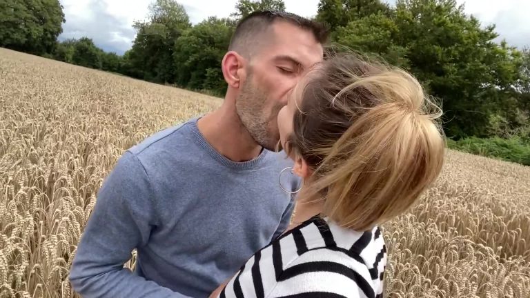 Reality of a couple filming themselves during an improvised blowjob in a wheat field!