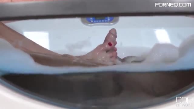 Footjob in a tub, fucking with toes full of sperm