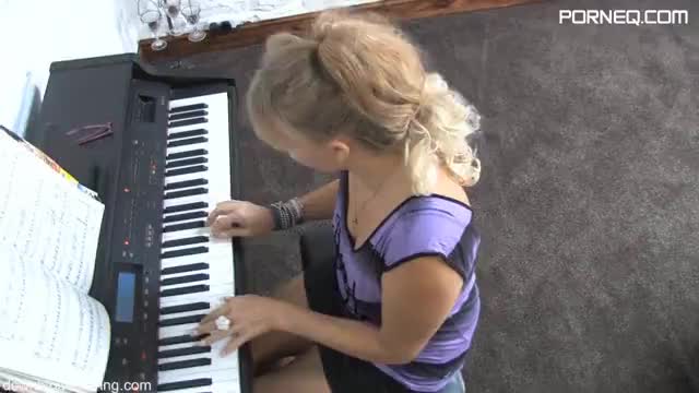 Blonde Melissa playing piano Dansmovies com