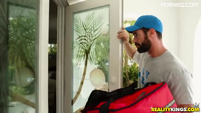 PIZZA GUY MADE THE RIGHT CHOICE free HD porn (2)