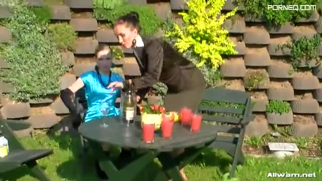 Picnic turns messy with food fight