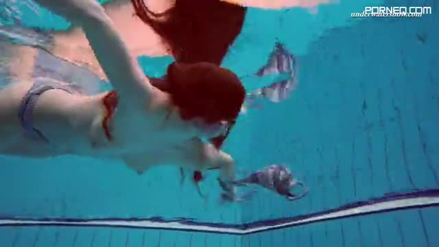 Redhead hottie Liza Bubarek undresses her swimsuit underwater