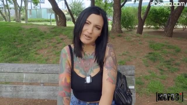 Natural outdoor sex with a tattooed brunette in exchange for cash (1)