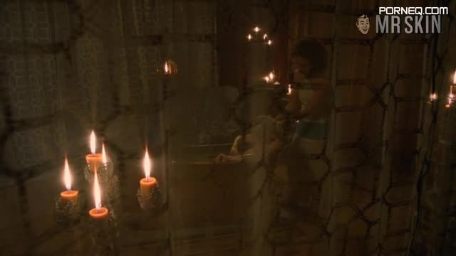 Emilia Clarke fully naked in bathtub scene from Game of Thrones