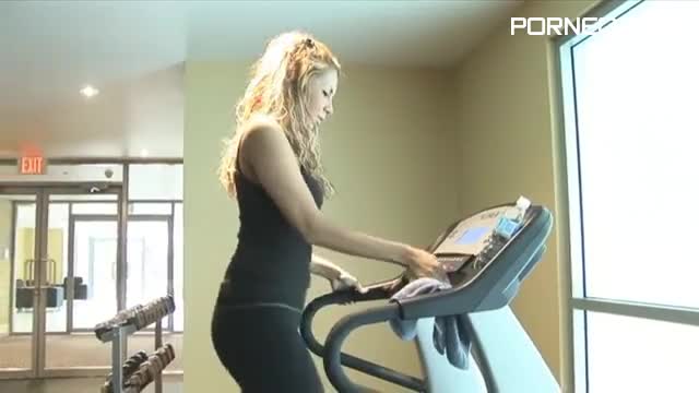 Gym chick goes home with him and gives a hot blowjob