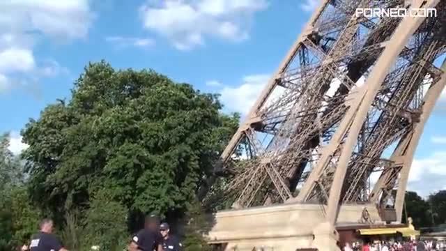 Fucking in public in front of the eiffel tower