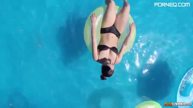 Fucking in the pool with Lucia Nieto